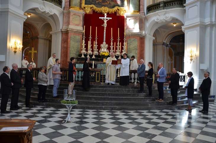 Bischof Heinrich Timmerevers segnete die neuen Gottesdienstbeauftragten für ihren Dienst in ihren Gemeinden. © Elisabeth Meuser