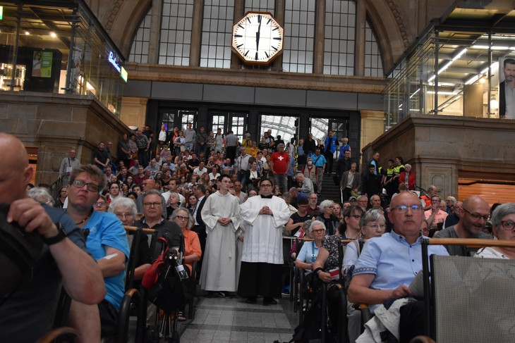 Kirche mitten unter den Menschen - hier am Leipziger Hauptbahnhof. © Dorothee Wanzek / Tag des Herrn