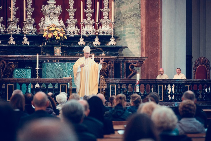 Bischof Heinrich bei der Predigt in der Dresdner Kathedrale. © Andreas Gäbler