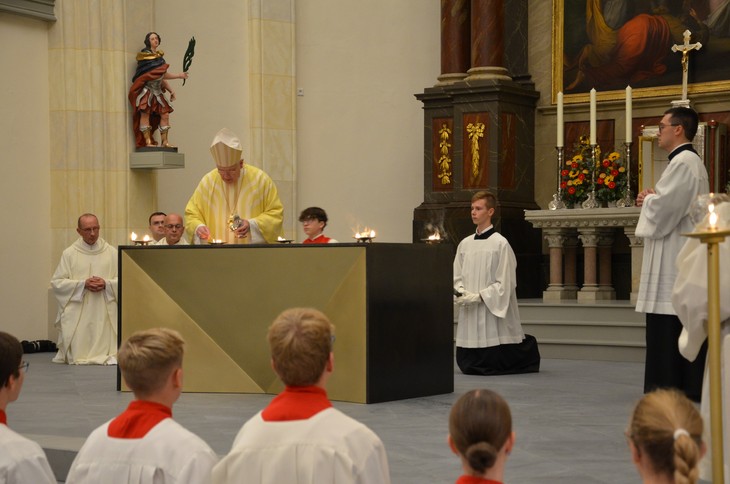 Altarweihe feierte die Pfarrei Crostwitz mit Bischof Heinrich zum Abschluss der Sanierung ihrer Pfarrkirche. © Michael Baudisch