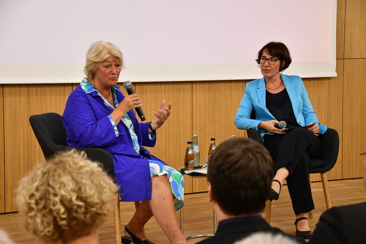 Einen inhaltlich sehr dichten Abend boten Festrednerin Prof. Monika Grütters (links) und die neue Akademiedirektorin Dr. Ulrike Irrgang beim Start in das neue Herbstprogramm der Akademie. © Michael Baudisch