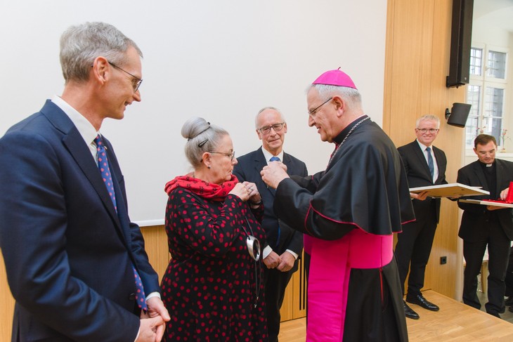 Erhielten den Silvesterorden aus der Hand des Bischofs (v.l.n.r.): Peter Rauscher, Christa Reichard, Dr. Heinrich Seckinger. © Andreas Gäbler