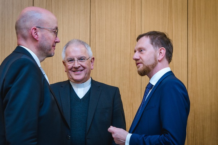 Im Gespräch (v.l.n.r.): Landesbischof Bilz, Bischof Timmerevers und Ministerpräsident Kretschmer beim Austausch im Dezember 2022. © Andreas Gäbler