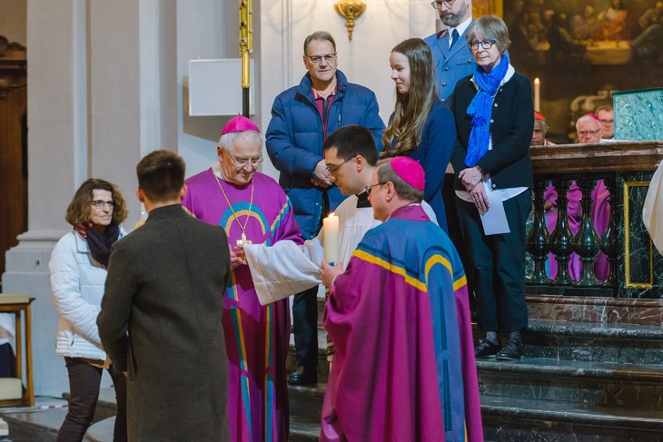 Im Eröffnungsgottesdienst: Bischof Heinrich Timmerevers und der Vorsitzende der Deutschen Bischofskonferenz Georg Bätzing mit Menschen aus dem Bistum Dresden-Meißen. © Andreas Gäbler