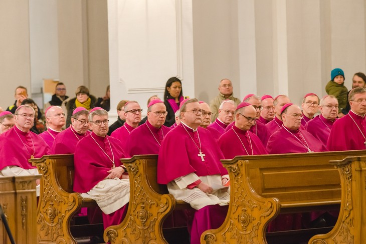 Mitglieder der Deutschen Bischofskonferenz beim Eröffnungsgottesdienst zur Frühjahrsvollversammlung in der Dresdner Kathedrale. © Andreas Gäbler