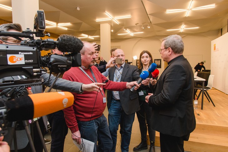 Bei der Pressekonferenz zum Abschluss der Vollversammlung in Dresden. © Andreas Gäbler