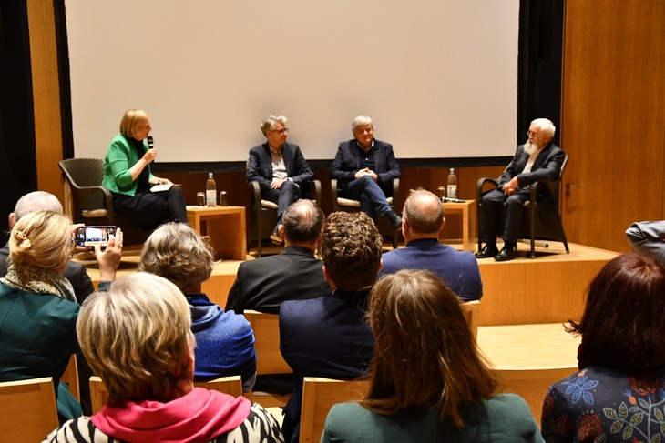 Podiumsdiskussion zum Medienempfang mit (v.l.n.r.) Isolde Fungunt, Prof. Dr. André Brodocz, Sandro Viroli, Bischof Dr. Gerhard Feige. © Michael Baudisch