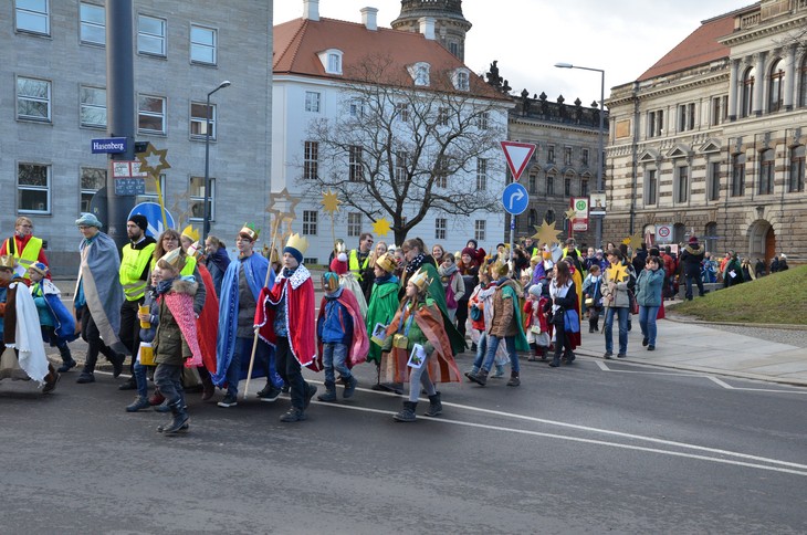 Ein Bild aus vergangenen Tagen: Unter Corona-Bedingungen können die Sternsinger nicht - wie hier 2018 in Dresden - in großer Zahl durch Städte und Dörfer ziehen.