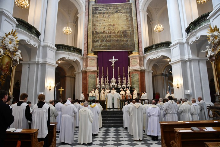 Bei der Chrisam-Messe versammelten sich Priester und Diakone aus dem gesamten Bistum zur Eucharistiefeier um den Altar der Dresdner Kathedrale. © Michael Baudisch