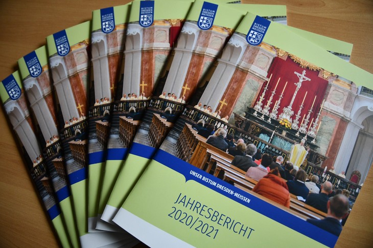 Die Jahresbericht-Magazine für 2020/2021. © Michael Baudisch