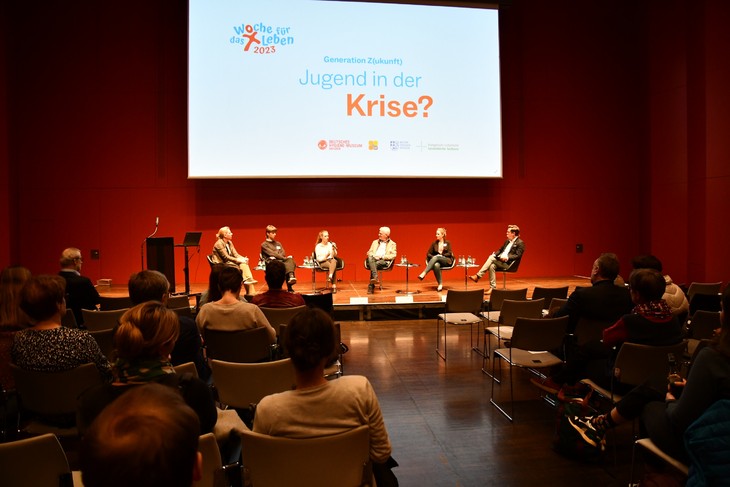 Diskutierten gemeinsam (v.l.n.r.): Prof. Dr. Nina Weimann-Sandig, Emanuel Liskowsky und Charlotte Moritz, Prof. Dr. Roland Pfäffle, Anna Zirps und Georg Teichert. © Michael Baudisch