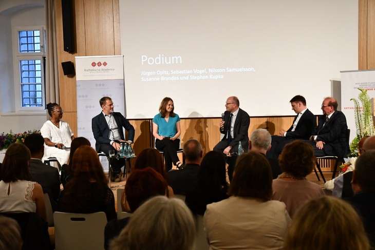 Im Podiumsgespräch mit (v.l.n.r.) Moderatorin Shary Reeves diskutierten Nilsson Samuelsson vom Ausländerrat Dresden, Preisträgerin Susanne Brandes, Stephan Kupka von der Initiative Ostritzer Friedensfest und Preisträger 2021, Staatssekretär Sebastian Vogel und Bürgermeister Jürgen Opitz aus Heidenau. © Michael Baudisch