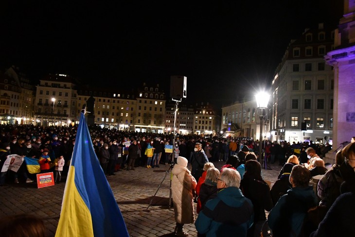 Am 24. Februar 2022 versammelten sich am Beginn des russischen Angriffskriegs auf die Ukraine zahlreiche Menschen vor der Dresdner Frauenkirche. © Michael Baudisch