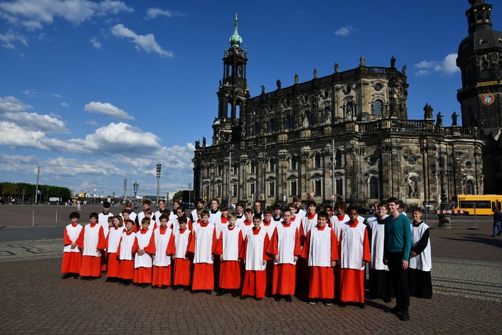 Die Dresdner Kapellknaben mit Domkapellmeister Christian Bonath (vorne rechts) vor ihrem Hauptwirkungsort, der Dresdner Kathedrale. © Michael Baudisch