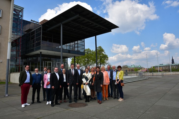 Die Vertreterinnen und Vertreter der Länderbüros kamen bei ihrem Besuch in Dresden im Sächsischen Landtag auch mit dessen Präsidenten Dr. Matthias Rößler (Mitte) ins Gespräch. © Michael Baudisch