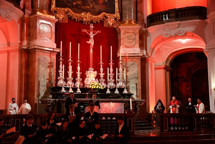 Innen und außen rot beleuchtet war die Kathedrale in Dresden zum "Abend der Zeugen". © Michael Baudisch