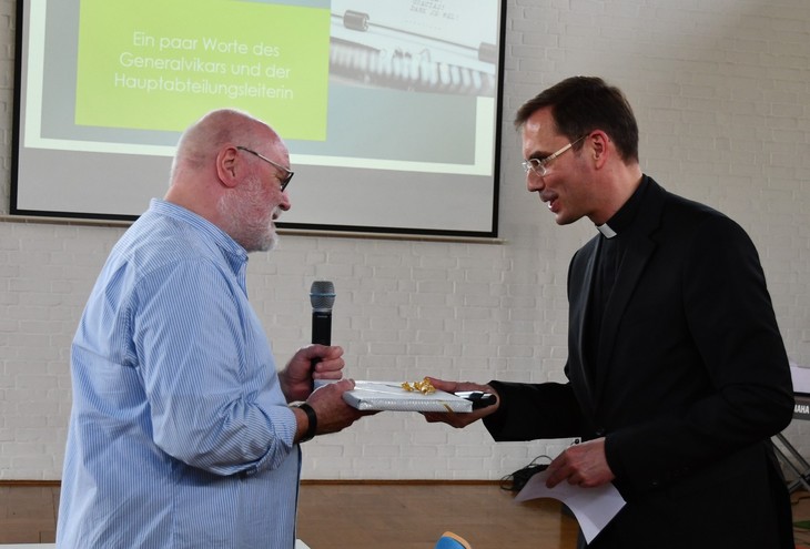 Generalvikar Andreas Kutschke (r.) dankt Ulrich Clausen für mehr als 30 Jahre Dienst im Bistum Dresden-Meißen in verschiedenen Aufgaben. © Elisabeth Meuser