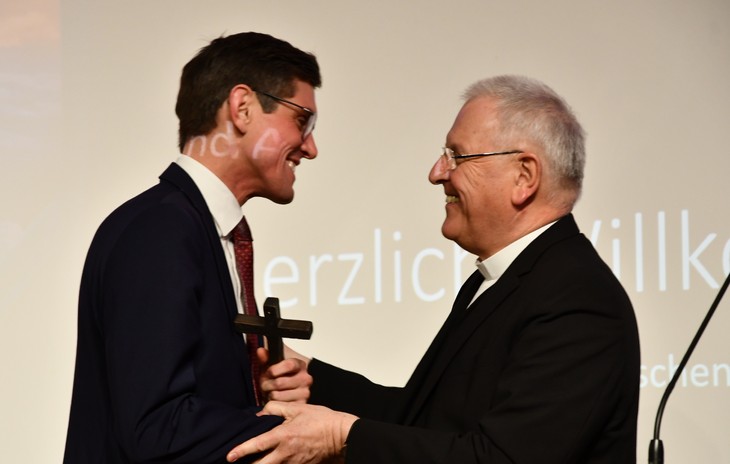 Dr. Thomas Arnold (links) wurde von Bischof Heinrich Timmerevers im Rahmen einer Festakademie aus dem Amt verabschiedet. © Michael Baudisch