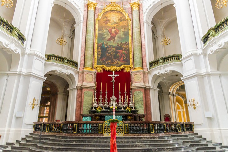 Blick auf den Altarraum der Dresdner Kathedrale. © Andreas Gäbler