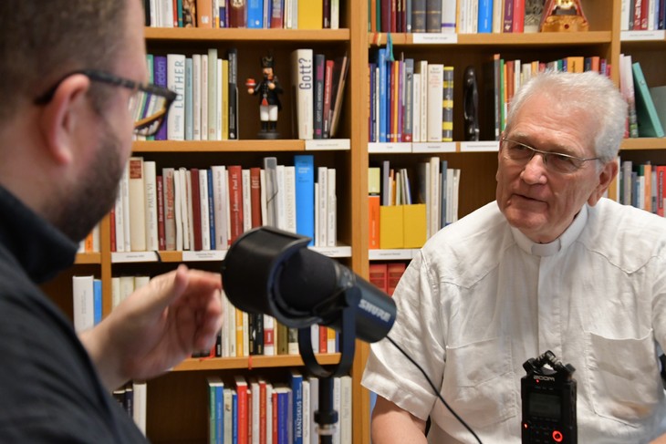 Der neuernannte Kardinal Leonardo Ulrich Steiner (rechts) bei der Podcast-Aufnahme mit Daniel Heinze. © Michael Baudisch