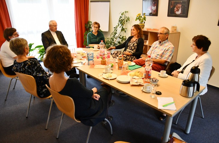 Bischof Timmerevers (am Tischende) kam in Dresden mit Beraterinnen und Vorstandsmitgliedern des Vereins Donum Vitae zusammen. © Michael Baudisch