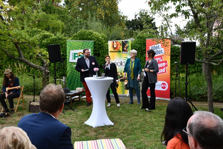 Die Kirchenredakteure (v.l.n.r.) Daniel Heinze, Maxi Konang, Friederike Ursprung und Michaela Stahl beim Festakt in Leipzig. © Michael Baudisch