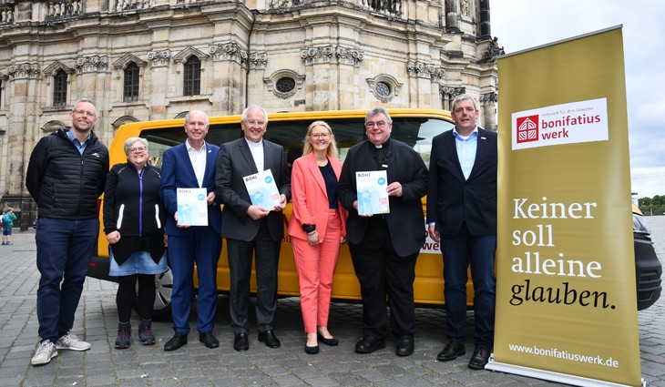 Haben Projekte und den Finanzbericht 2023 in Dresden vorgestellt (v.l.n.r.): Stephan Schubert, Leiter des Winfriedhauses, Dana Hubert von Don Bosco Sachsen, Bonifatiuswerk-Präsident Manfred Müller, Bischof Heinrich Timmerevers, Dr. Daniela Pscheida-Überreiter vom Katholischen Büro Sachsen sowie Bonifatiuswerk-Generalsekretär Msgr. Georg Austen und Geschäftsführer Ingo Imenkämper. © Michael Baudisch