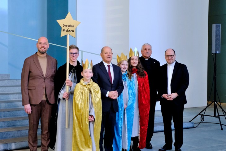 Die Colditzer Sternsingergruppe mit ihrem Begleiter Pfarrer Andreas Leuschner (2. v. rechts) stellte sich zum Gruppenfoto mit Bundeskanzler Scholz (Mitte), Pfarrer Dirk Bingener (Präsident des Kindermissionswerks ‚Die Sternsinger‘/rechts) und Domvikar Stefan Ottersbach (Bundespräses des Bundes der Deutschen Katholischen Jugend/links) auf. © Ralf Adloff/ Kindermissionswerk