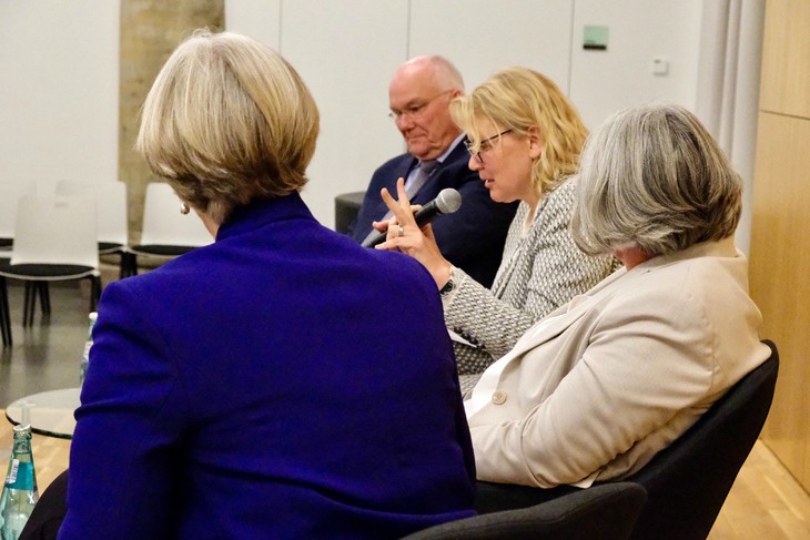 Intensives Gespräch: Die Teilnehmenden der Podiumsdiskussion um den §218. © Lisa-Marie Eberharter