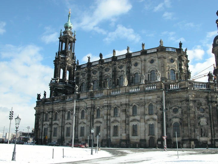 Die Dresdner Kathedrale im Winter.