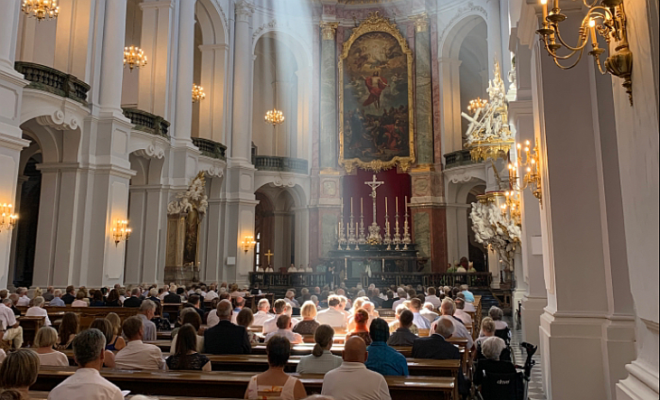 Ca. 200 Paare waren der Einladung in die Dresdner Hofkirche gefolgt.