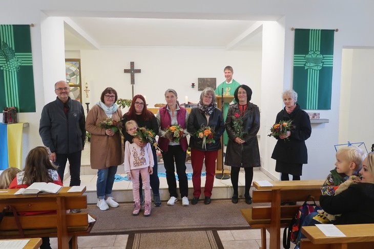 In Falkenstein engagieren sich zahlreiche Frauen seit 30 Jahren dafür, dass regelmäßig ein Kinderkreis stattfinden kann. Nun sprach die Gemeinde zum Erntedankfest ihren Dank aus. © Jochen Dinter