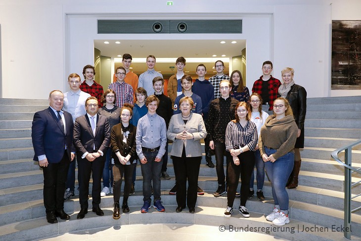 Angela Merkel (Mitte) würdigte das gesellschaftliche Engagement der Zwickauer Schülerinnen und Schüler. © Bundesregierung | Jochen Eckel