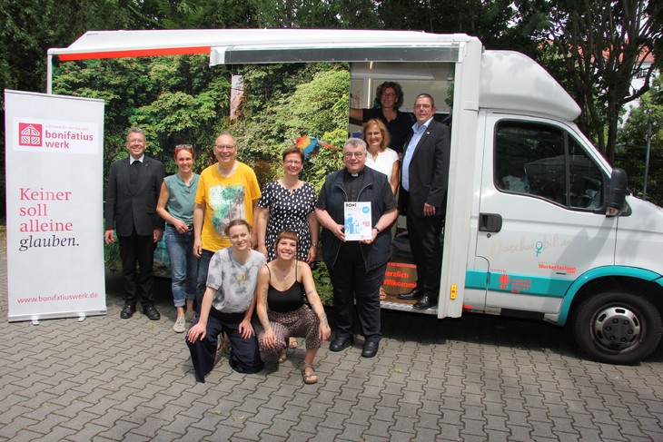 Bei der Vorstellung des Berichts: Bonifatiuswerk-Generalsekretär Monsignore Austen (4.v.r.) und Geschäftsführer Ingo Imenkämper (r.) mit Projektpartnern (v.l.n.r.): Generalvikar Pater Manfred Kollig, Lissy Eichert und Pater Kalle Lenz, Merle Brandenburger, Maria Ruiz Serrano, Caritas-Direktorin Prof. Dr. Ulrike Kostka, Elke Ihrlich und Ute Evensen. © Bonifatiuswerk/Matthias Band