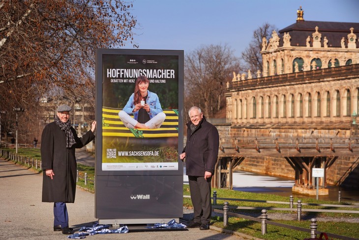 Landesbischof Tobias Bilz (links) und Bischof Heinrich Timmerevers freuen sich über die Präsenz des SachsenSofas als "Hoffnungsmacher" - wie derzeit auch auf vielen Plakaten in Sachsen zu sehen ist. © Amac Garbe