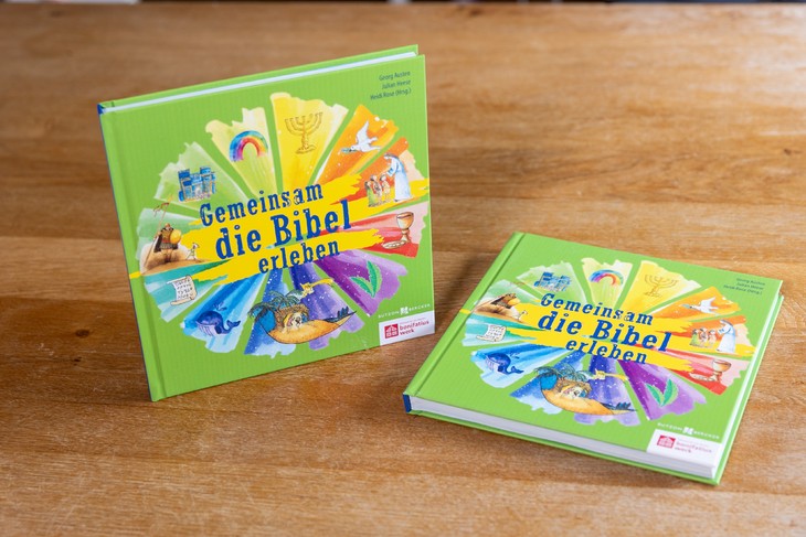 Jetzt im Shop des Bonifatiuswerkes erhältlich: die neue Kinderbibel „Gemeinsam die Bibel erleben“. © Hartmut Salzmann
