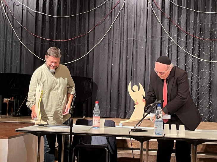 Rabbiner Prof. Dr. Andreas Nachama (r.) und Imam Ender Çetin (l.) erhielten im Rahmen ihrer Veranstaltung am 14. September jeder eine Engelsfigur. © Propst Benno Schäffel