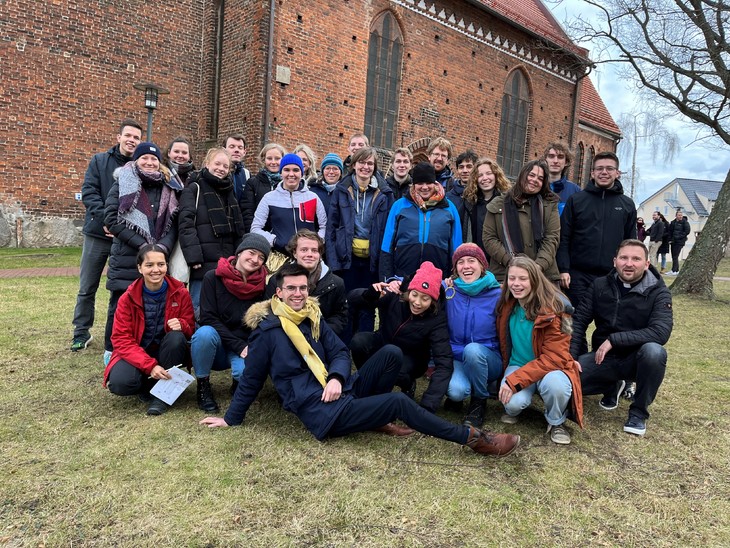 Die Gruppe aus Sachsen beim Taizé-Treffen über den Jahreswechsel in Rostock. © Lukas Liepach