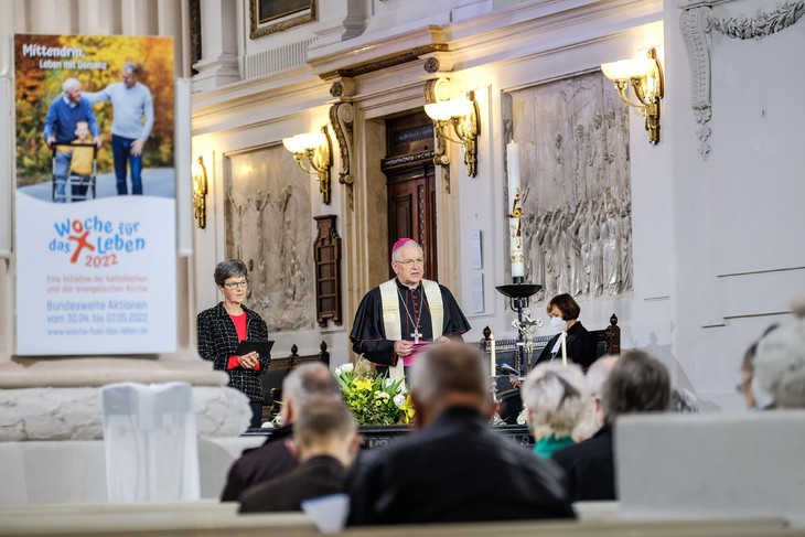 Bischof Heinrich Timmerevers (Dresden-Meißen) begrüßt die Gäste in der Nikolaikirche. © epd/Jens Schulze