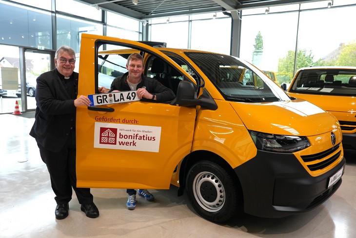 Bonifatiuswerk-Generalsekretär Monsignore Georg Austen (links) übergibt den neuen BONI-Bus an Thomas Kuhnert vom Internationalen Begegnungszentrum (IBZ) St. Marienthal in Ostritz im Bistum Dresden-Meißen. © Matthias Band