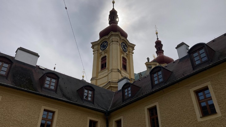 Benötigt ein neues Dach: Das Kloster mit der Wallfahrtskirche in Haindorf/Hejnice. © Kloster Haindorf/Hejnice