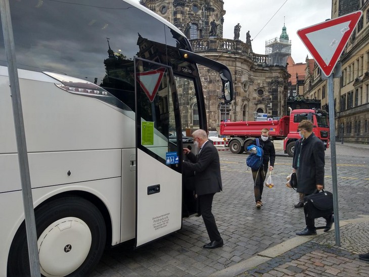 Die Wallfahrt nach Kevelaer beginnt: Bischof Heinrich Timmerevers steigt am frühen Morgen am Dresdner Theaterplatz in den Bus ein. © Elisabeth Meuser