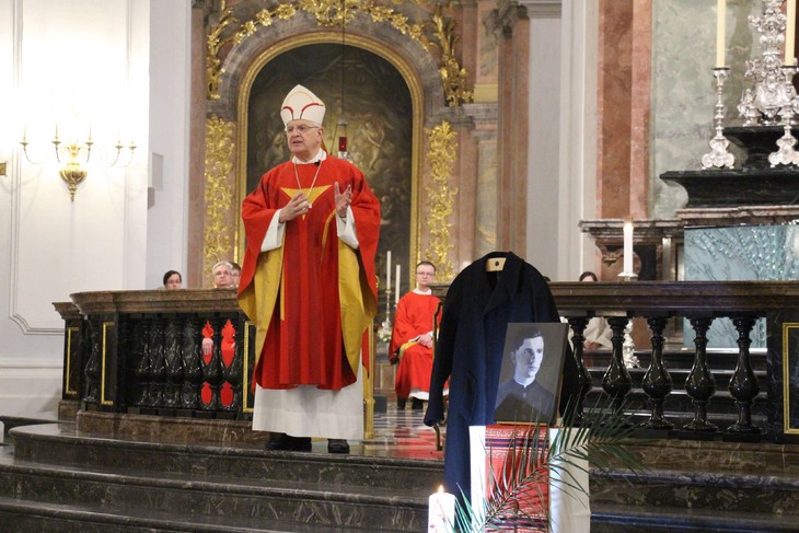 Bischof Heinrich bezog sich in seiner Predigt u.a. auf den Mantel des seligen Alojs. © Andreas Golinski