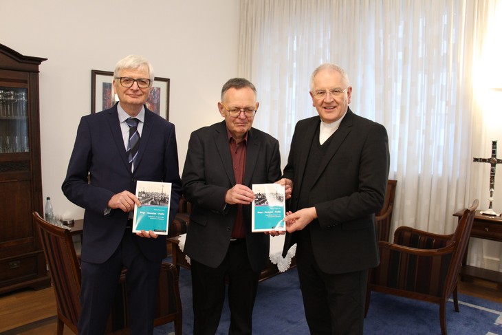 Prof. Joachim Schneider, Bereichsleiter Geschichte des Instituts für Sächsische Geschichte und Volkskunde und Prof. Gerhard Poppe (Mitte), Herausgeber, überreichten  die neue Publikation an Bischof Timmerevers. © Andreas Golinski