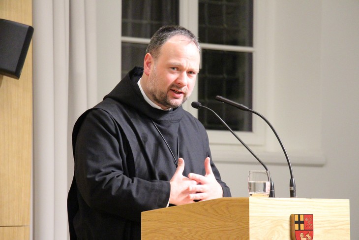 Abt Dr. Nikodemus Schnabel berichtete über seine Erfahrungen im Kriegskonflikt. © Andreas Golinski
