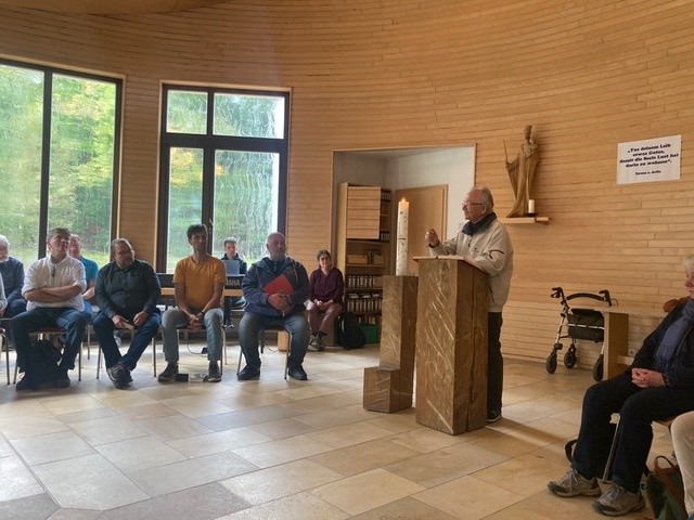 Altbischof Joachim Reinelt ermutigte
das Kollegium im Rahmen einer gemeinsamen Andacht zu ihrem wichtigen Dienst an den jungen Menschen. © Stefan Schäfer