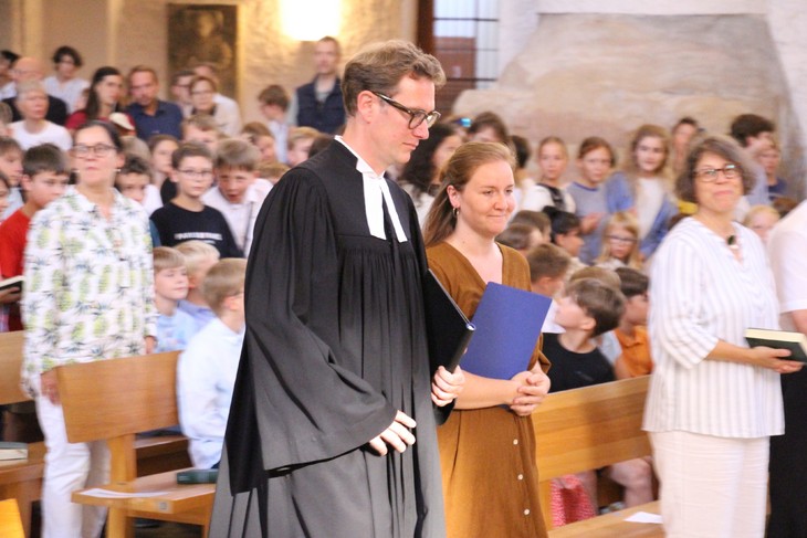 Philomena Holfeld ist die neue Schulseelsorgerin des St. Benno-Gymnasiums. Gemeinsam mit  Pfarrer Björn Fischer feierte sie den Schuljahreseröffnungsgottesdienst in der Kreuzkirche. © Andreas Golinski