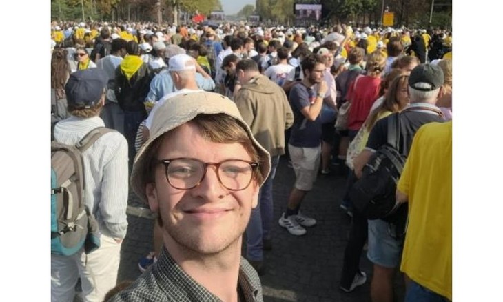 Im Trubel der Papstbegeisterung: Jakob Hirschmann aus Dresden war beim Besuch des Heiligen Vaters in Frankreich dabei. © Jakob Hirschmann