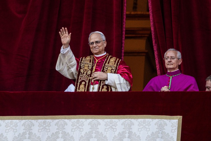 Neu gewählt: Papst Leo XIV. leitet von nun an als Pontifex die Katholische Kirche. © DBK/Jessica Krämer
