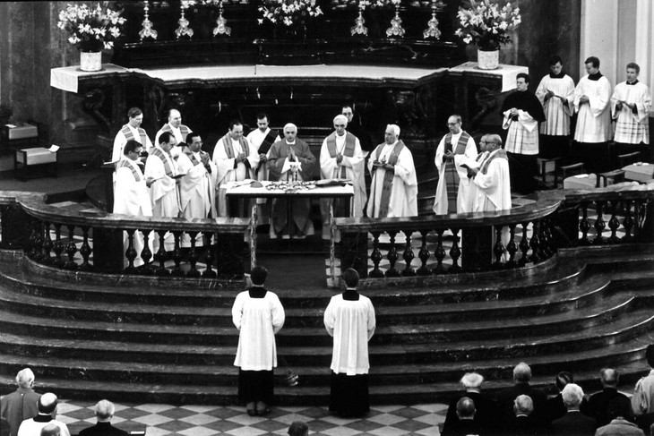 Zum Katholikentreffen 1987 feierte der damalige Kardinal Joseph Ratzinger, der später Papst werden sollte, die Heilige Messe mit den Gläubigen in der Dresdner Kathedrale.